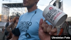 Під час благодійного розпродажу футболок «Спасибі жителям Донбасу...», 2011 рік