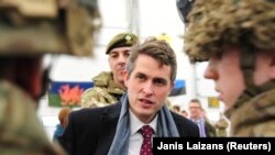 Ministrul britanic al apărării Gavin Williamson la baza militară de la Tapa în Estonia