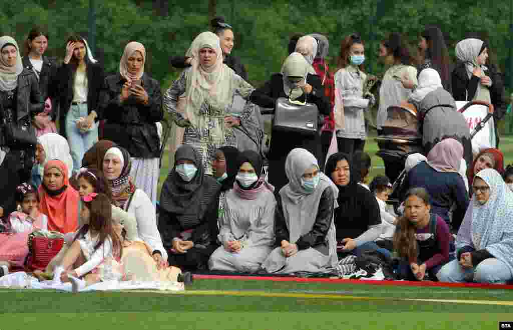 Жени и млади момичета на молитвата за Рамазан Байрам на столичния стадион &quot;Локомотив&quot;.