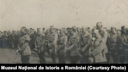 Regele Ferdinand I trece în revistă trupele române, 1917. Sursa: Expoziția Marele Război, 1914-1918