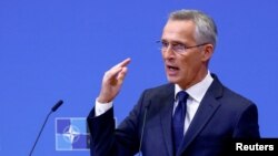 «Кожен союзник сам ухвалює рішення, якого виду озброєння постачати Україні. Це вирішують уряди, а не НАТО як альянс», – сказав Єнс Столтенберґ