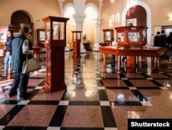 Відвідувачі розглядають стародавні рукописи всередині Матенадарану