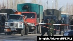 Караван с гуманитарным грузом из Узбекистана в анклав Сох проезжает райцентр Кадамжай, Кыргызстан