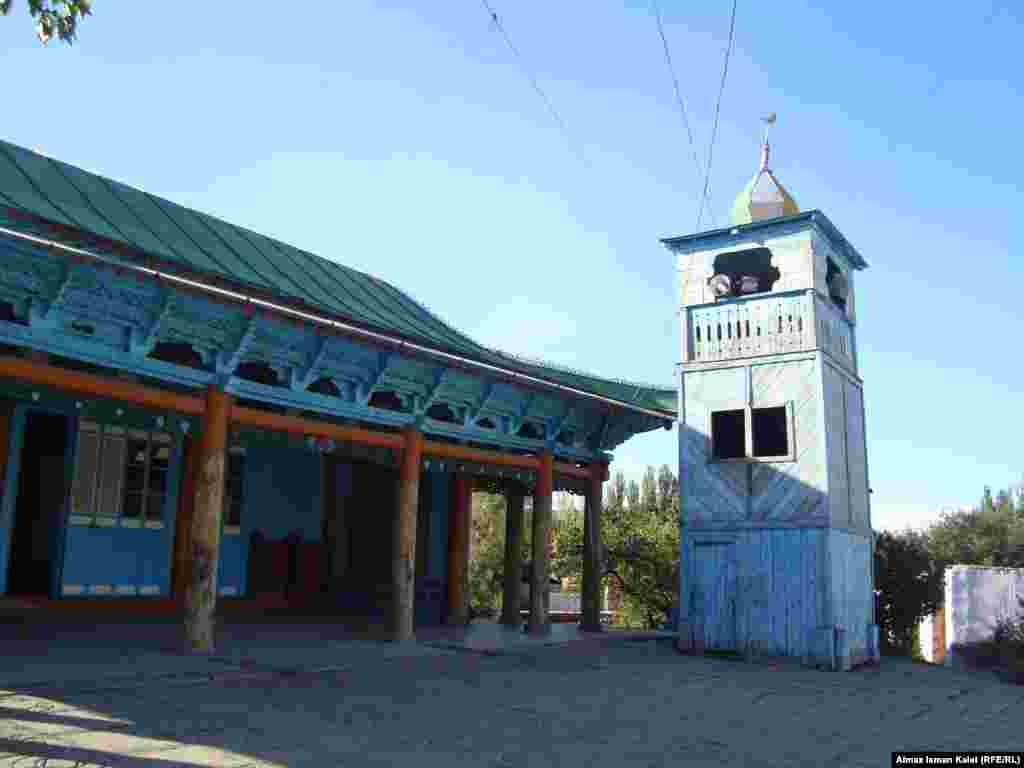 Фундаменты и каменные работы делали местные мастера, а все деревянные - китайцы