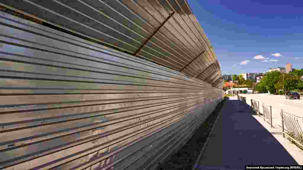 Со стороны улицы Гурзуфская тоже поставили металлопрофиль, хотя в прошлом году строители возвели сплошной каменный забор. Подконтрольные Кремлю власти Крыма заставили инвестора его снести