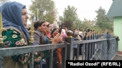 В ожидании амнистированных близких. Душанбе, 2 ноября 2019 года