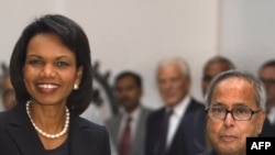 کاندولیزا رایس، وزیر خارجه آمریکا، در کنار همتای هندی خود، پراناب موکرجی. عکس از (AFP)