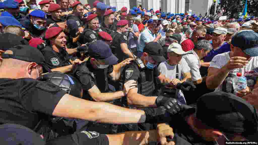 Пенсіонери, які працювали в силових структурах, прорвалися до будівлі парламенту...