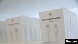 Lightning–USB-C-átalakító az Apple egyik chicagói üzletében 2022. június 7-én