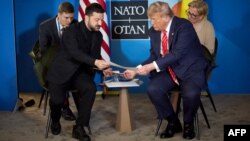 Președintele Ucrainei, Volodimir Zelenski (stânga), s-a întâlnit cu președintele SUA, Donald Trump, în marja summitului Organizației Tratatului Atlanticului de Nord (NATO) de la Haga.