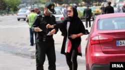 عکسی از سمیه در جایی میان رفتن و نرفتن!