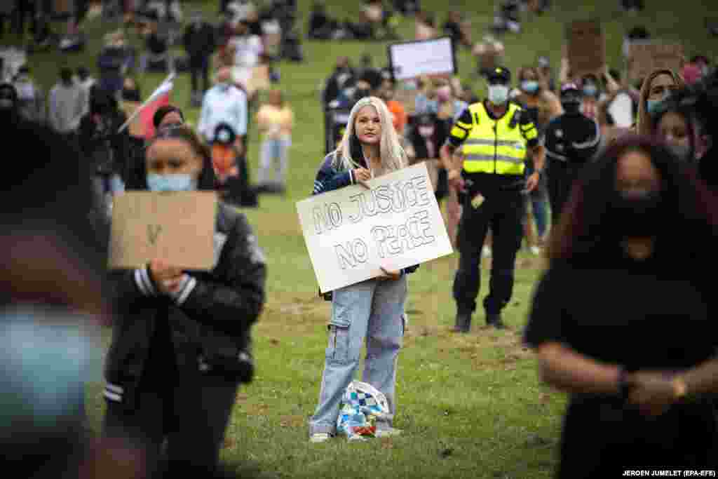 Протестувальники тримають плакати та скандують під час демонстрації проти расизму в Алмері, Нідерланди