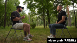 Український військовий Євгеній «Хамзат» Кравчук та кореспондент Радіо Свобода Олег Галів. Київ, серпень 2025 року