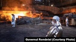 Muncitori pe platforma de turnare a Furnalului 5, singurul operațional la Combinatul siderurgic din Galați. De zece luni activitatea sa este oprită.