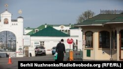 За останньою інформацією, у Києво-Печерській лаврі діагностували понад 90 випадків зараження коронавірусом, монастирський комплекс закрили на карантин