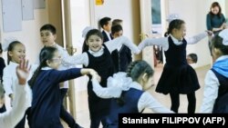 Мектеп окуучулары танапис учурунда. Иллюстрациялык сүрөт.