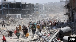 Prekid vatre bi doneo olakšanje u Pojasu Gaze, gde je izraelska ofanziva sravnila velike delove teritorije i raselila oko 90 odsto od 2,3 miliona stanovnika. Na fotografiji stanovnici Džabalije u Pojasu Gaze beže u zaklon posle izraelskog napada, 30. maj 2024.
