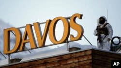La Forumul Economic Mondial din Davos s-au reunit 600 de directori ale firmelor precum British Petrol, Amazon sau TikTok, liderii europeni precum Ursula von der Leyen și Olaf Scholz, și cel puțin 56 de miniștri de finanțe din întreaga lume. 