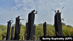 عکسی از یادبود اعدام دسته‌جمعی یهودیان توسط نازی‌ها در کی‌یف