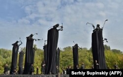 عکسی از یادبود اعدام دسته‌جمعی یهودیان توسط نازی‌ها در کی‌یف