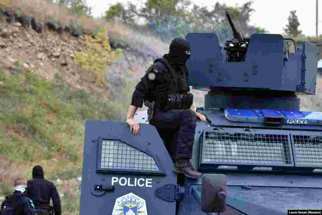 Припадник на специјална единица на косовската полиција во блиндиран автомобил, во Јариње.