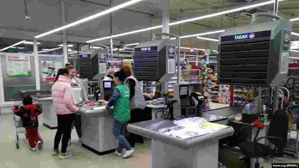 По данным Роспотребнадзора, в Крыму более 130 человек находятся под наблюдением в связи с посещением неблагополучных территорий или контактов с потенциальными носителями коронавируса