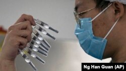 سرنگ‌های واکسن سینووک، پکن، سپتامبر ۲۰۲۰