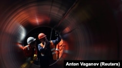 Punëtorët shihen përmes një tubi në vendin e ndërtimit të tubacionit të gazit Rrjedha Veriore 2.
