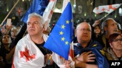 Протестувальники біля будівлі парламенту під час демонстрації проти законопроєкту про «іноагентів» у Тбілісі, Грузія, 17 квітня 2024 року