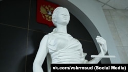 Скульптура давньогрецької богині правосуддя Феміди в підконтрольному РФ Верховному суді Криму