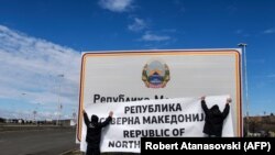 Disa punëtorë duke vendosur mbishkrimet me emrin e ri Maqedonia e Veriut. Foto nga arkivi. 