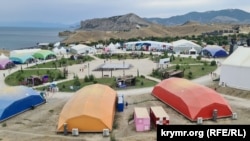 «Таврида.АРТ» – від ліберальних цінностей до російської пропаганди мілітаризму (фотогалерея)