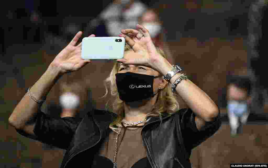 Shikuesit në hollin e Palazzo del Cinema duke pritur nisjen e festivalit. Venecia, 2 shtator, 2020.