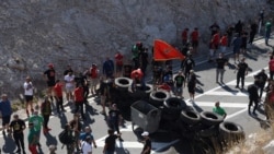 Na kilometar od ulaska u Cetinje (iz pravca Podgorice) protivnici ustoličenja postavili su barikade, uglavnom od automobilskih guma (4. septembar 2021)