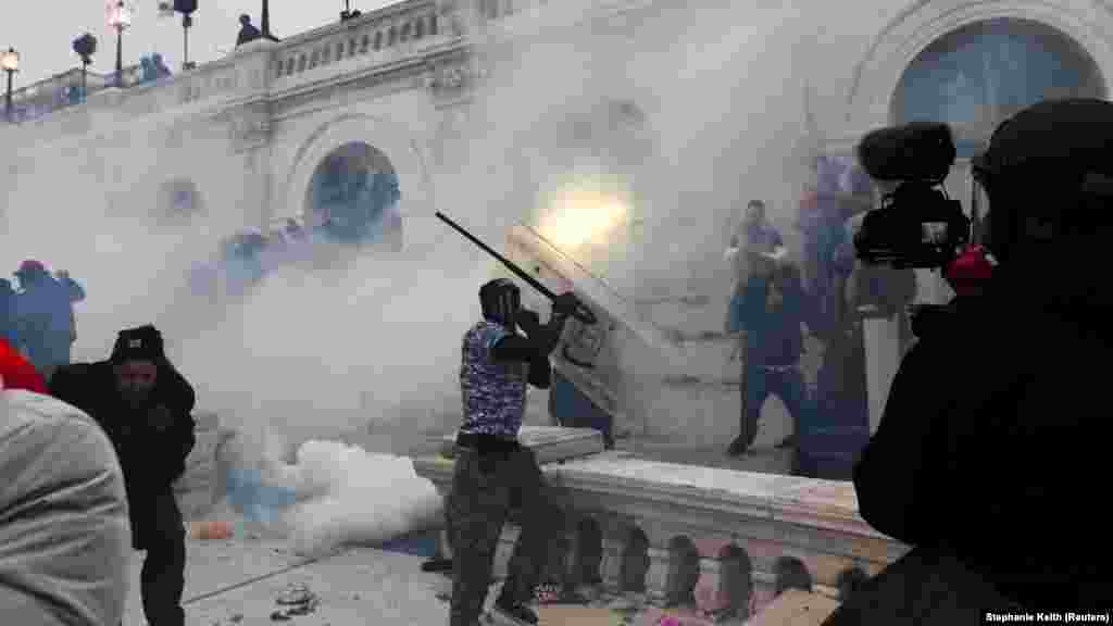 Полиция применяет слезоточивый газ, чтобы разогнать толпу сторонников Трампа у здания Капитолия