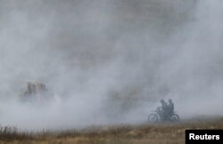 Membri ai personalului militar conduc o motocicletă în timpul exercițiilor militare comune Rusia-Belarus „Zapad-2025” de lângă Borisov, Belarus, 15 septembrie 2025