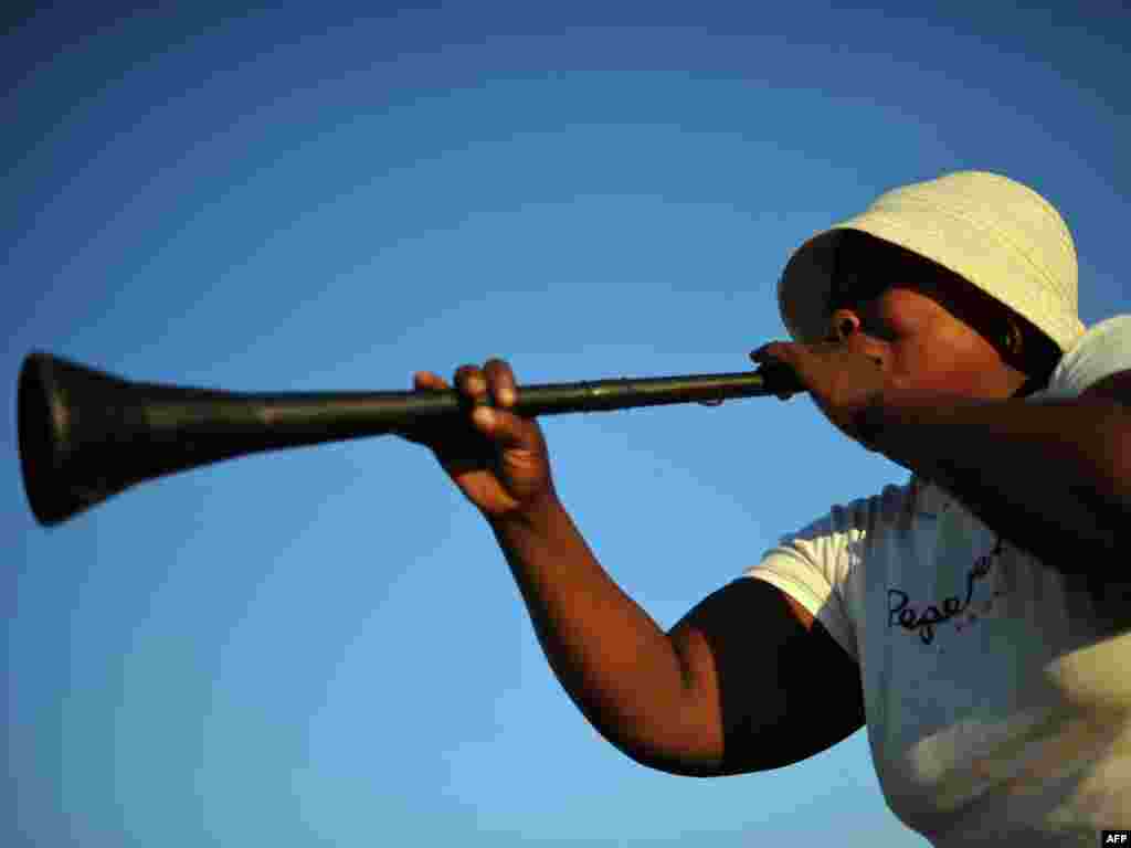 Žena svira na vuvuzeli, ispred Peter Mokaba stadiona 