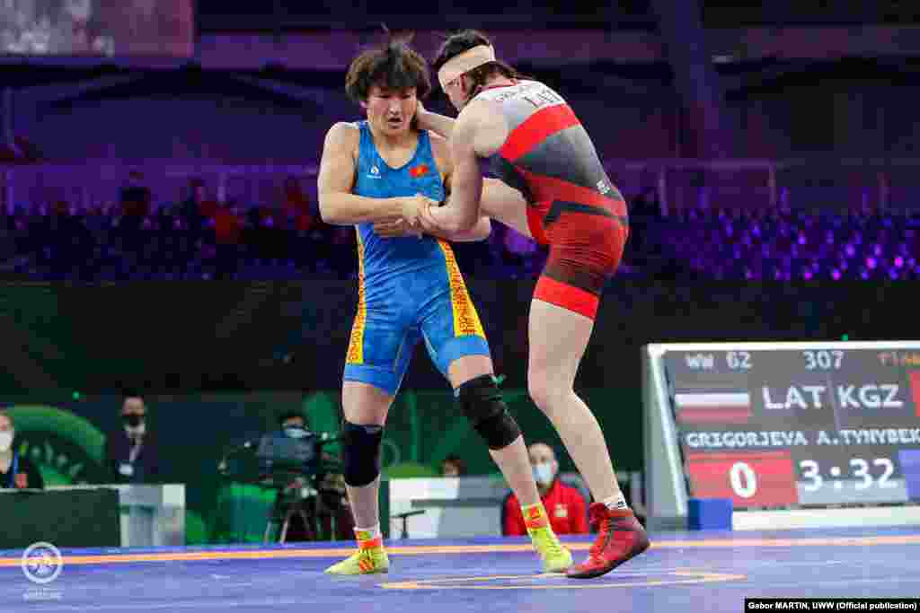 Айсулуу финалда мыкты күрөштү. Беттеш башталгандан тартып эле ыкма жасап, упай артынан упай алып жатты.