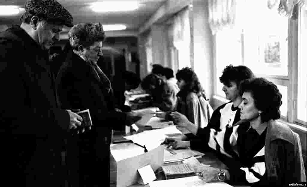 Votuesit në Odesë duke u nënshkruar për të marrë fletëvotimet.