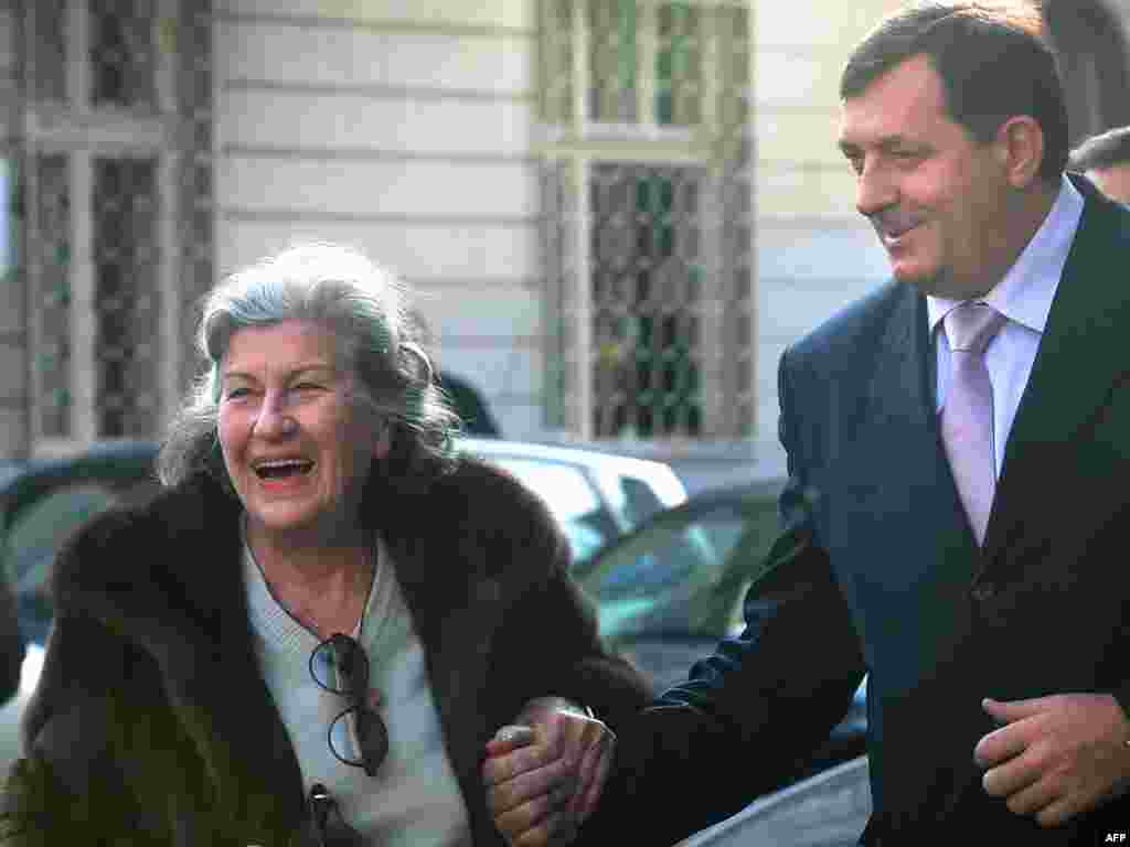 Srbija - Biljana Plavšić oslobođena - Krajem oktobra je iz zatvora puštena osuđenica za ratni zločin, Biljana Plavšić. Dočekao ju je i premijer RS Milorad Dodik. 