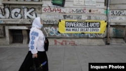 Câteva sute de persoane au participat la un protest organizat pentru a cere ridicarea obligativității purtării măștii, în București, sâmbătă 10 octombrie 2020. Inquam Photos/ George Calin