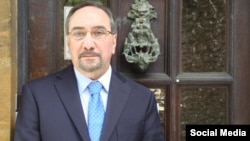 همایون کاتوزیان، استاد ادبیات فارسی و تاریخ ایران در دانشگاه اکسفورد، این‌بار سراغ غزلیات سعدی رفته و شماری از آنها را به انگلیسی ترجمه کرده است