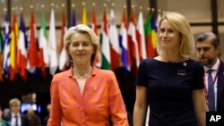 اورسولا فن در لاین، رئیس کمیسیون اروپا (چپ)، و کایا کالاس، مسئول سیاست خارجی اتحادیه اروپا