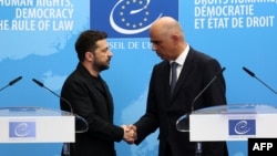 Володимир Зеленський (ліворуч) із генеральним секретарем Ради Європи Аланом Берсе після підписання угоди про створення спеціального трибуналу про злочин агресії, Страсбург, 25 червня 2025 року