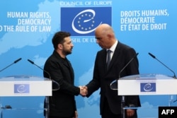 Президент України Володимир Зеленський і генеральний секретар Ради Європи Ален Берсе після підписання угоди про стоврення Спецтрибуналу. Старсбург, 25 червня 2025 року