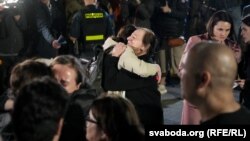 ABŞ-Belarus danışıqları nəticəsində sentyabrın 11-də azad edilən 50-dən çox siyasi məhbus ABŞ-nin Vilnüsdəki səfirliyinə gəlib.