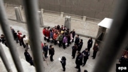 اخيرا سازمان عفو بين الملل در بيانيه ای اعلام کرد که از هفده سال پيش تا کنون دست کم ۲۴ نفر که در هنگام ارتکاب جرم زير ۱۸ سال داشته اند در ايران اعدام شده اند