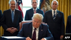  Donald Trump, intre liderul majorității din Senat, Mitch McConnell (stanga), liderul minorității din Camera, Kevin McCarthy (centru) si vicepresedintele Mike Pence (stanga)