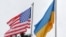 Государственные флаги США и Украины