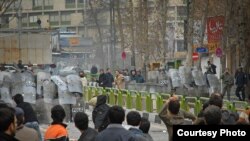 Тегерандагы жекшемби күнкү кагылыштардан бир көрүнүш. Сара тарткан сүрөт. 2009-жылдын 27-декабры.